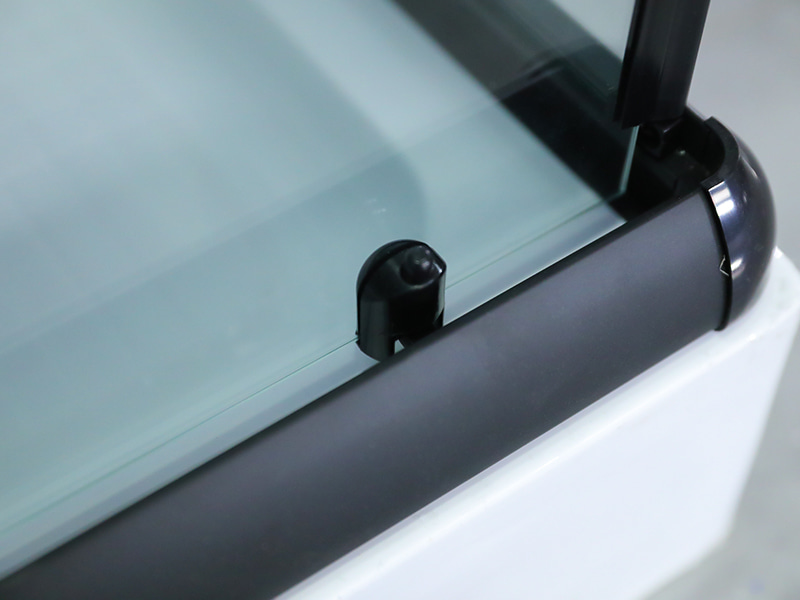 RE klizna tuš kabina, prozirno kaljeno staklo s tiskom, crni aluminijski profil, ručka s dvostrukim rupama, s pladnjem RE klizna tuš kabina, prozirno kaljeno staklo s tiskom, crni aluminijski profil, ručka s dvostrukim rupama, s pladnjem