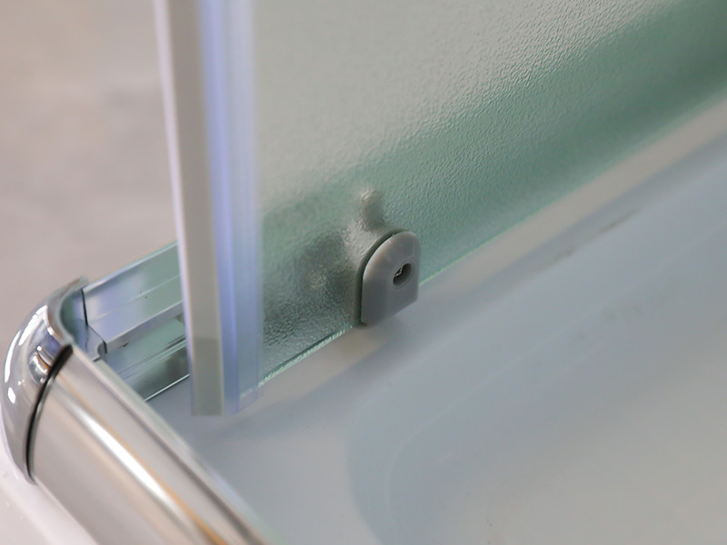 RE klizna tuš kabina, mat kaljeno staklo, kromirani aluminijski profil, ručka s dvostrukim rupama, s pladnjem RE klizna tuš kabina, mat kaljeno staklo, kromirani aluminijski profil, ručka s dvostrukim rupama, s pladnjem