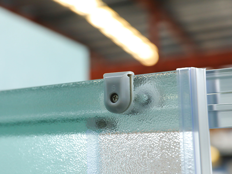 RE klizna tuš kabina, mat kaljeno staklo, kromirani aluminijski profil, ručka s dvostrukim rupama, s pladnjem RE klizna tuš kabina, mat kaljeno staklo, kromirani aluminijski profil, ručka s dvostrukim rupama, s pladnjem