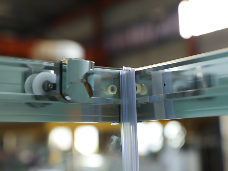 RE klizna tuš kabina, prozirno kaljeno staklo, kromirani aluminijski profil, ručka s dvostrukim rupama, s pladnjem RE klizna tuš kabina, prozirno kaljeno staklo, kromirani aluminijski profil, ručka s dvostrukim rupama, s pladnjem