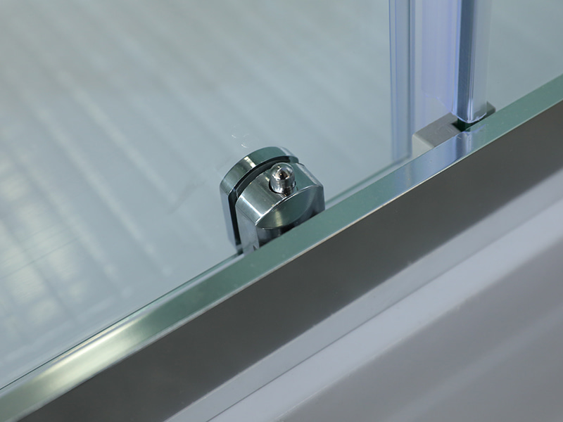 RE klizna tuš kabina, prozirno kaljeno staklo, kromirani aluminijski profil, ručka s dvostrukim rupama, s pladnjem RE klizna tuš kabina, prozirno kaljeno staklo, kromirani aluminijski profil, ručka s dvostrukim rupama, s pladnjem